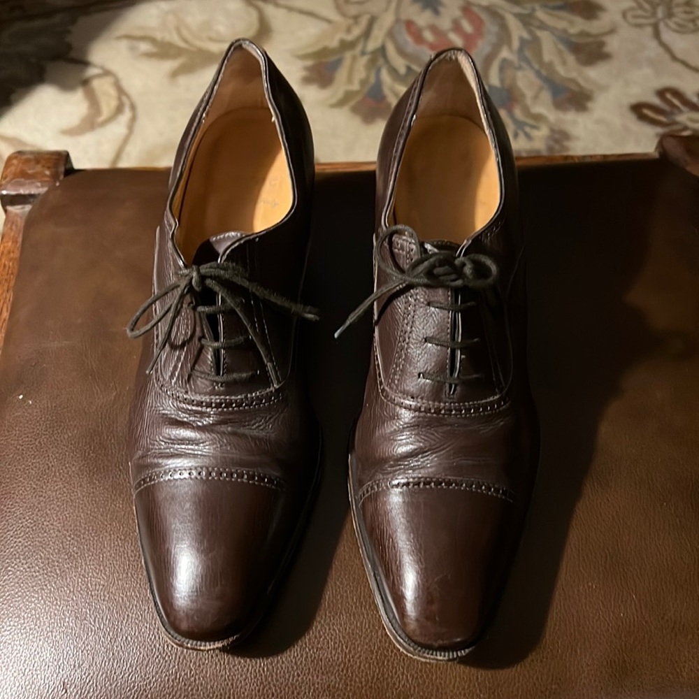 Beautiful dark brown cap toe shoes